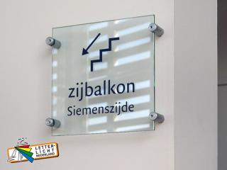 Glashelder wandbord verdiepingsaanduiding met afstandhouders